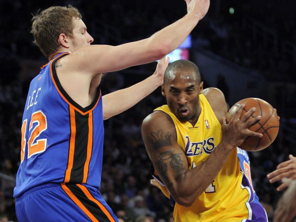 Kobe Bryant sa snaží obísť Leeho z NY Knicks