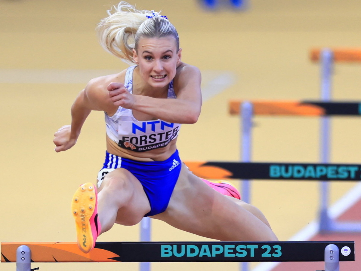 Slovenská šprintérka Viktória Forsterová v rozbehu na 110 m prekážok žien na MS v atletike v Budapešti