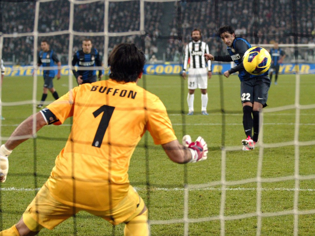 Buffon dostáva gól od Milita