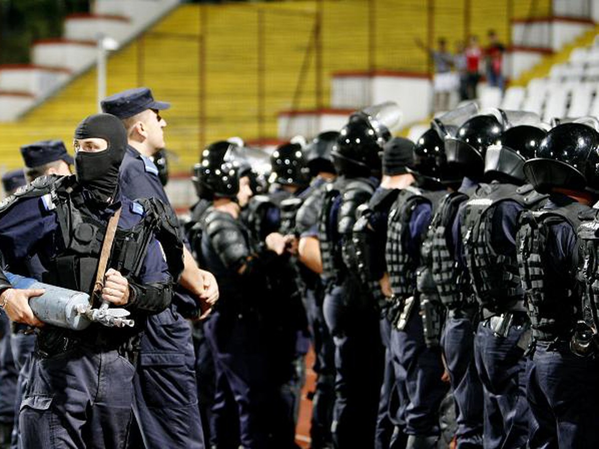 Policajti zasahujú proti fanúšikom domáceho Dinama, 20.8.2009
