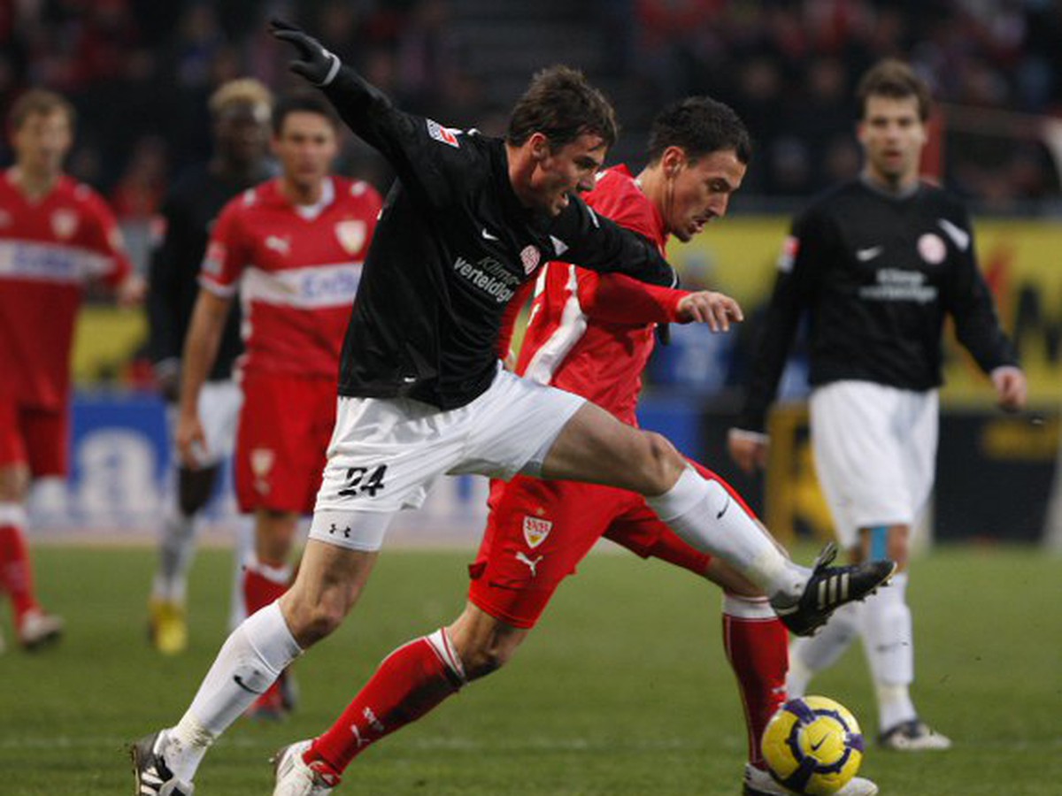 Zsolt Loew a Timo Gebhart v súboji o loptu