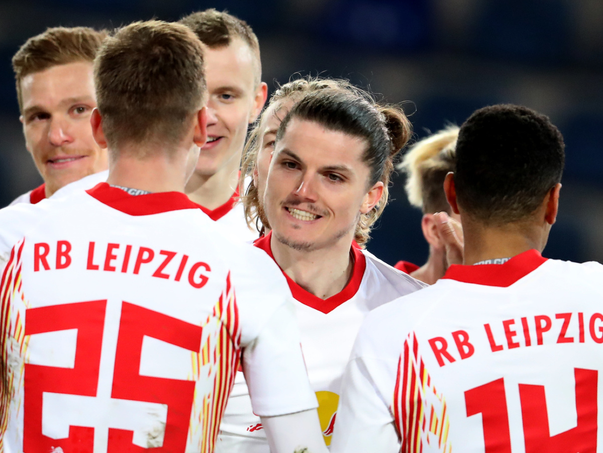 Futbalista Lipska Marcel Sabitzer (uprostred) sa teší so spoluhráčmi po strelení gólu