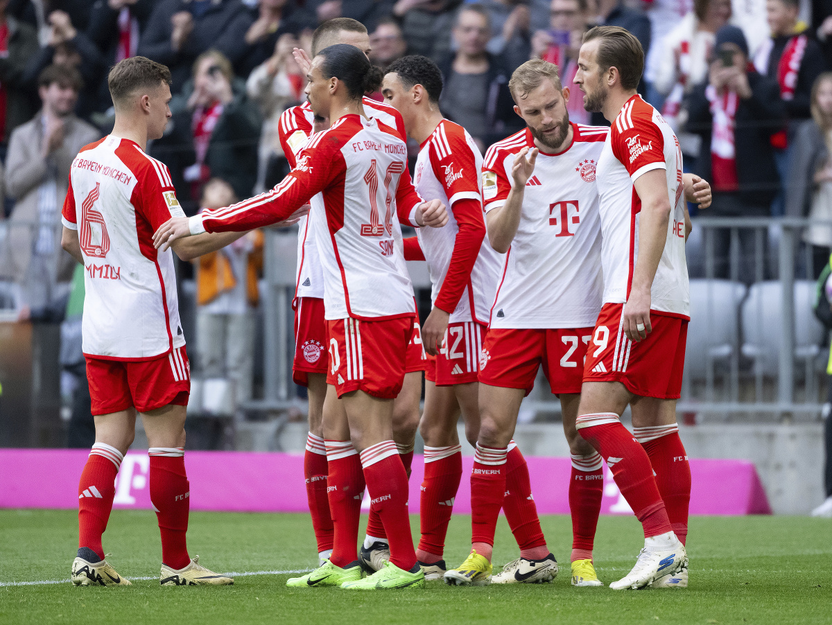 Futbalisti Bayernu Mníchov oslavujúci gól