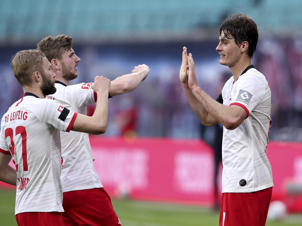 Timo Werner, Patrik Schick a Konrad Laimer oslavujú gól Lipska