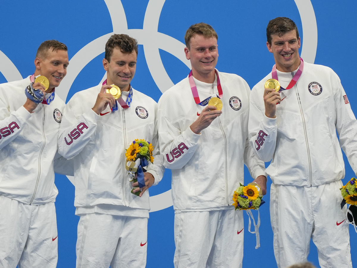 Americkí plavci zľava Caeleb Dressel, Blake Pieroni, Bowen Beck a Zach Apple pózujú so zlatými medailami