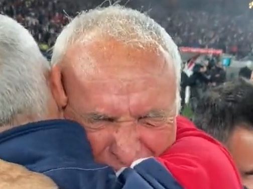 Claudio Ranieri v slzách po postupe Cagliari do Serie A