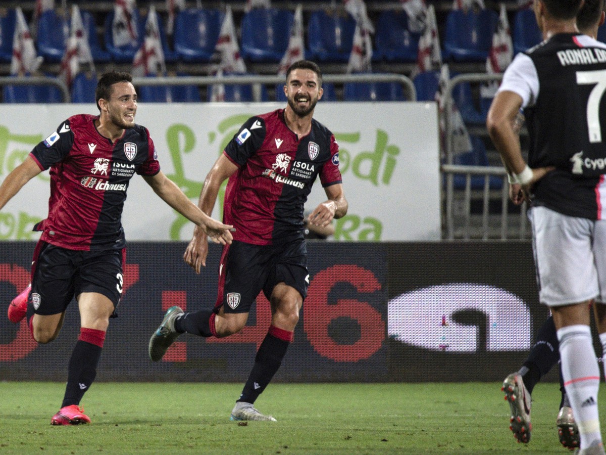 Hráč Cagliari Luca Gagliano oslavuje úvodný gól proti Juventusu