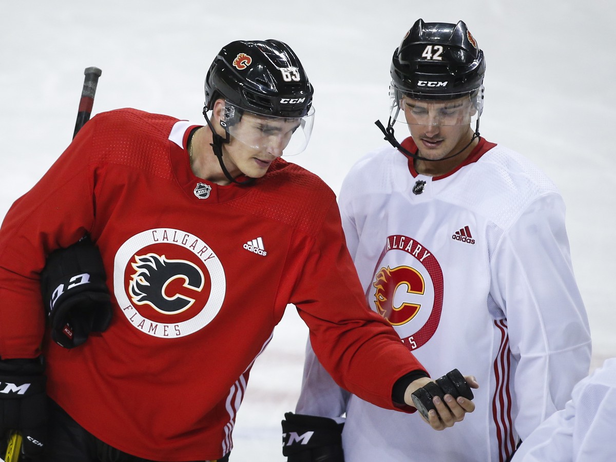 Slovenský hokejista Adam Ružička (vľavo) v drese Calgary Flames