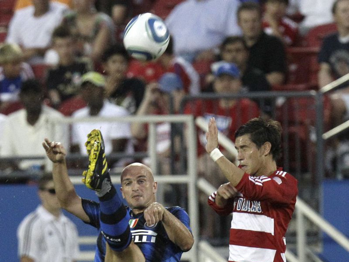 Cambiasso v súboji s Avilom