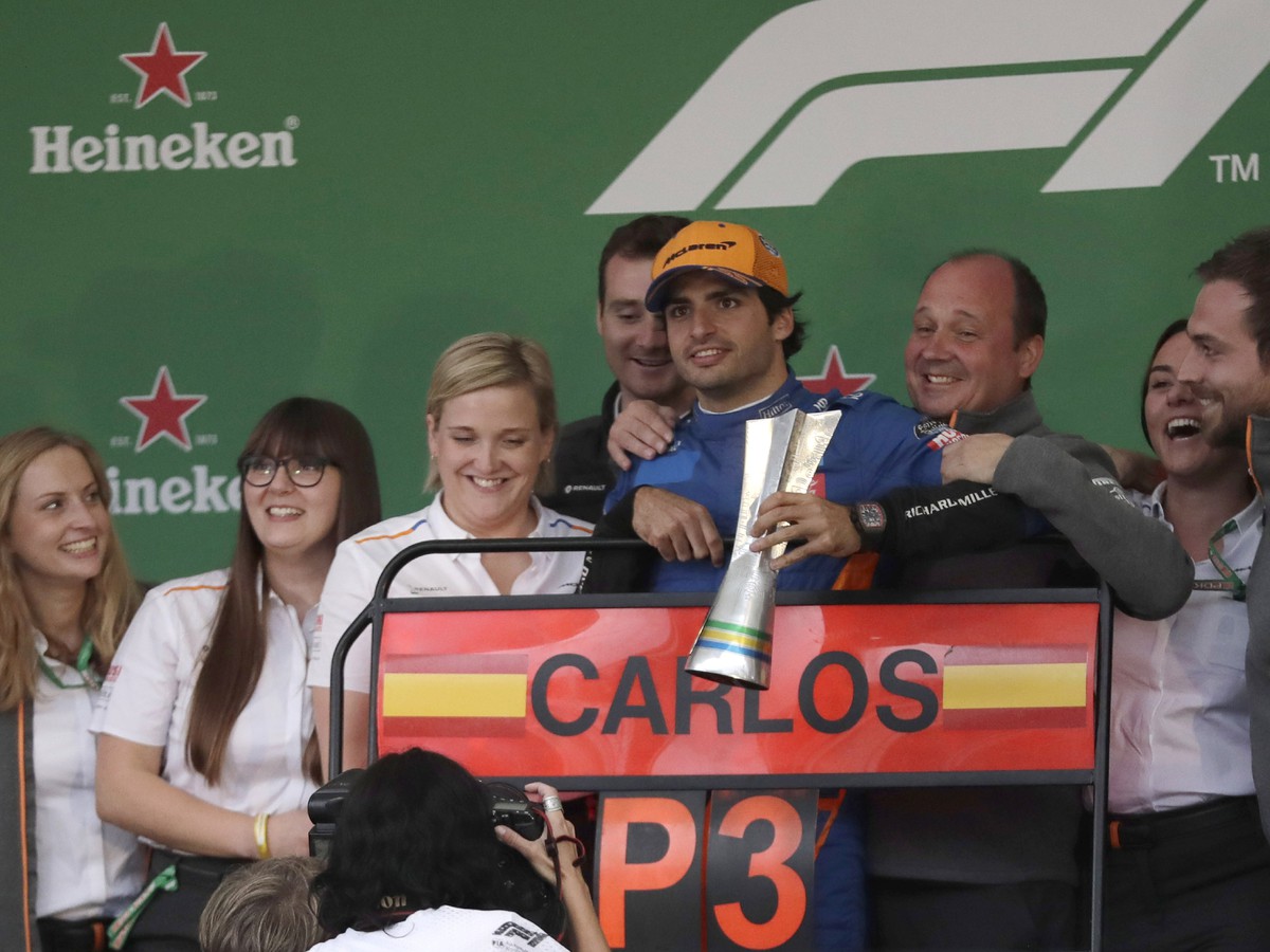 Oslavy Carlosa Sainza s tímom McLarenu po senzačnom umiestnení na pódiu vo VC Brazílie 2019