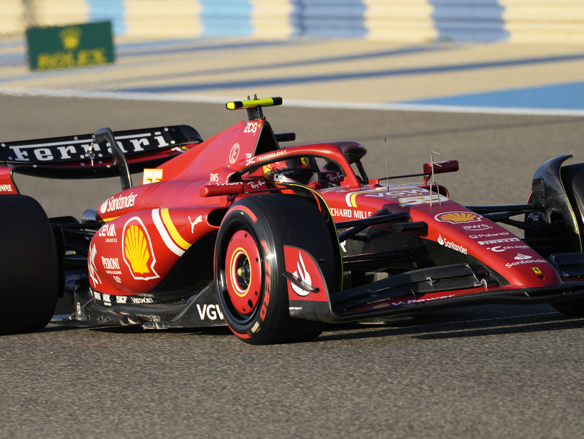 Pilot Ferrari Carlos Sainz počas tretieho tréningu na VC Bahrajnu