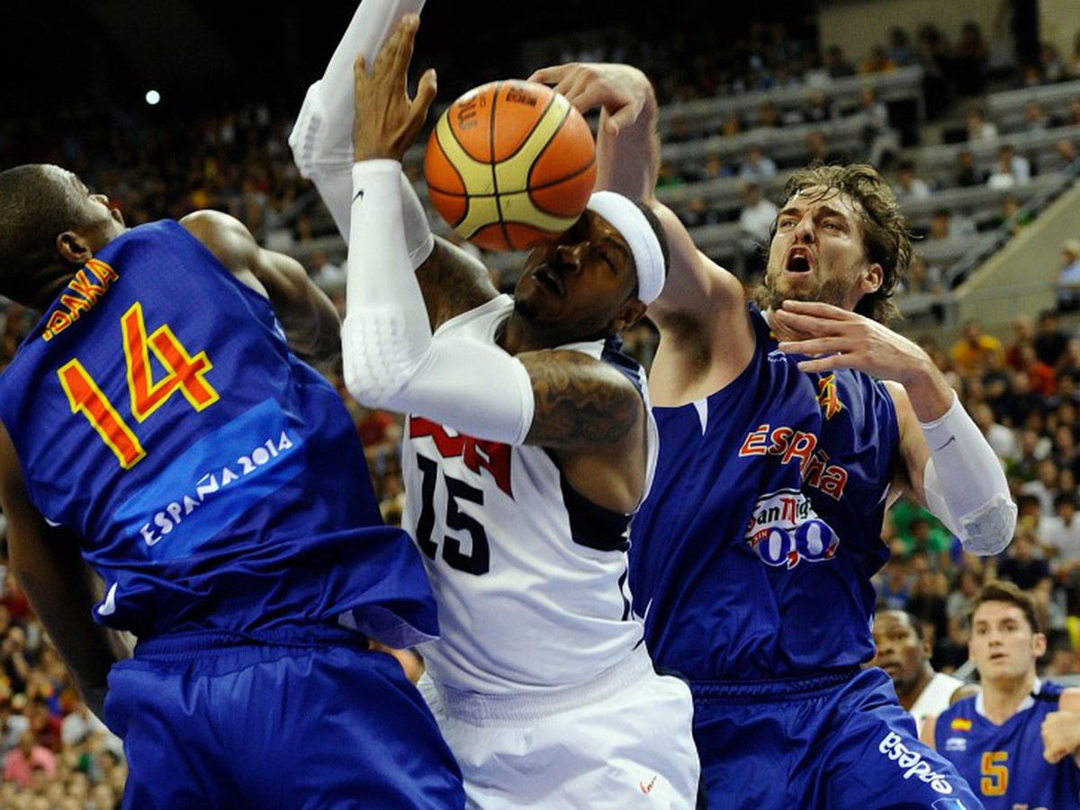 Carmelo Anthony bránený dvojicou Ibaka a Gasol
