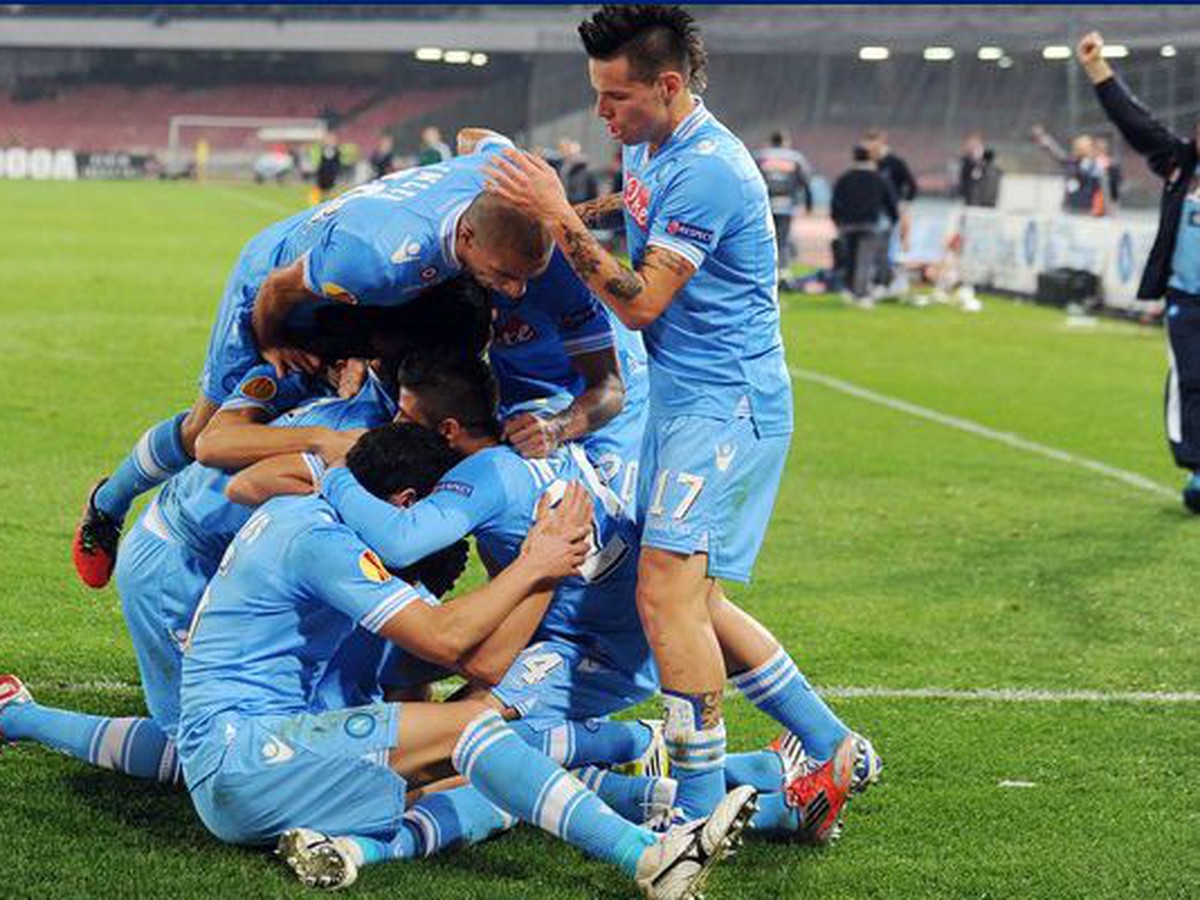 Hráči Neapola oslavujú Cavaniho gól