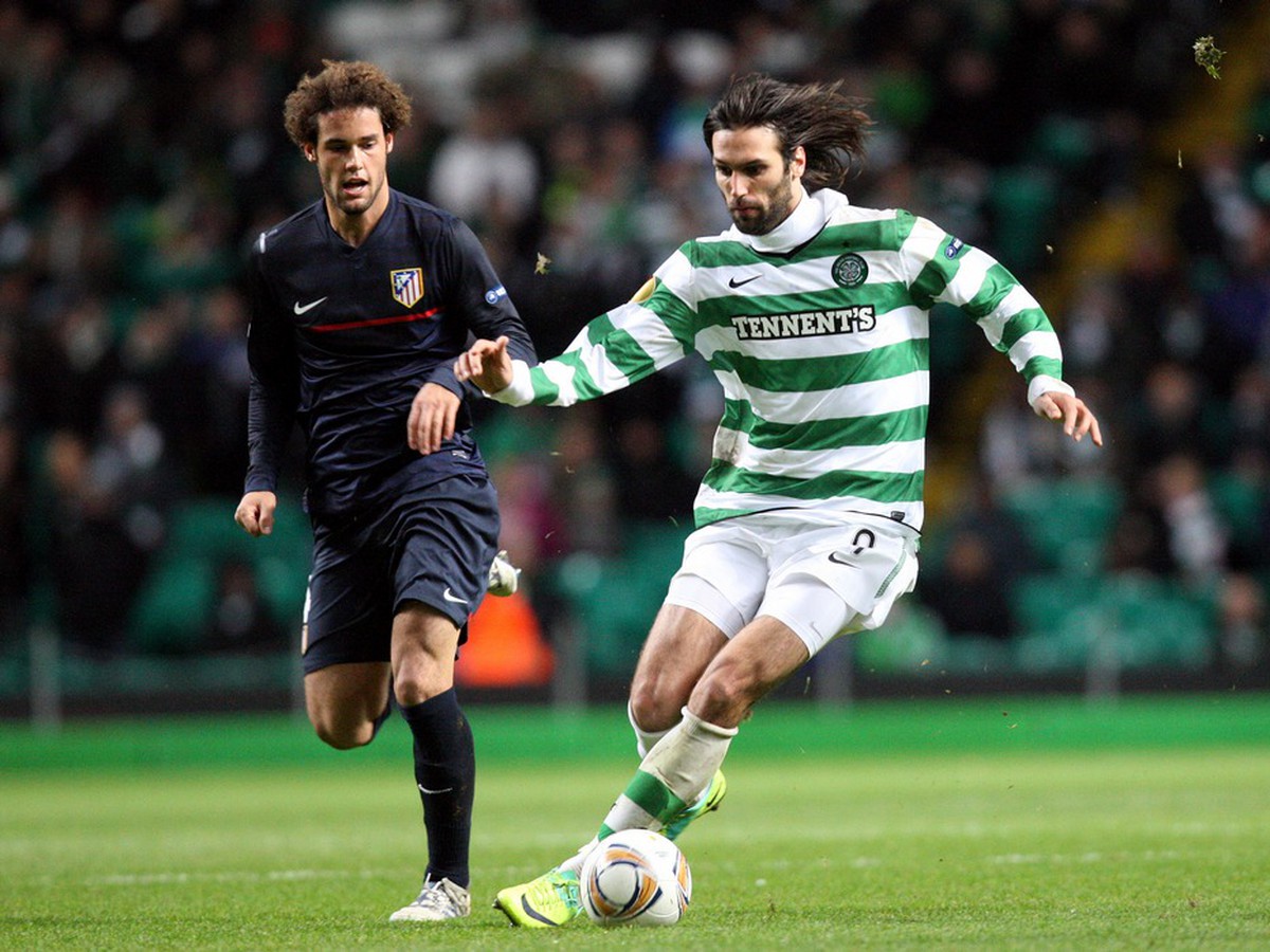 Útočník Celticu Glasgow - Grék Georgios Samaras (v bielozelenom) v zápase Európskej ligy proti španielskemu Atl. Madrid (30.11.)