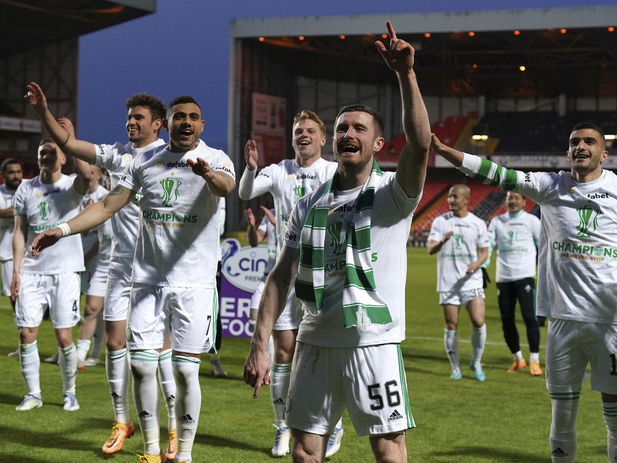 Hráči Celticu oslavujú zisk titulu