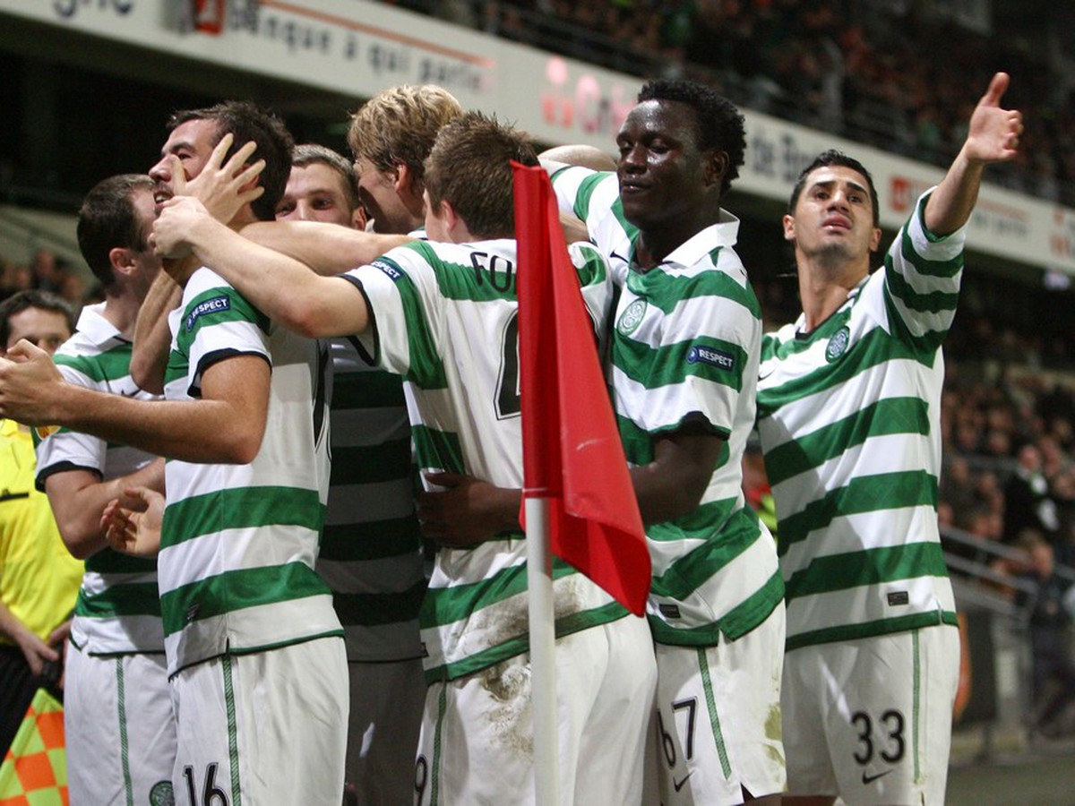 Oslavy hráčov Celticu Glasgow po góle Ledleyho na ihrisku francúzskeho Rennes v zápase Európskej ligy (20.10.)