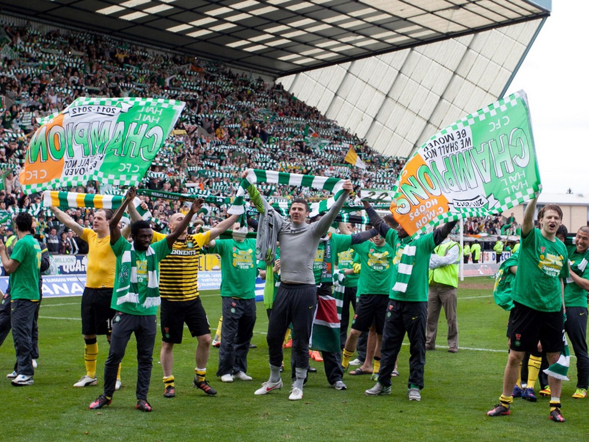 Oslavy zisku ligového titulu futbalistov Celticu Glasgow po drvivej výhre na pôde Kilmarnocku (7.4.)