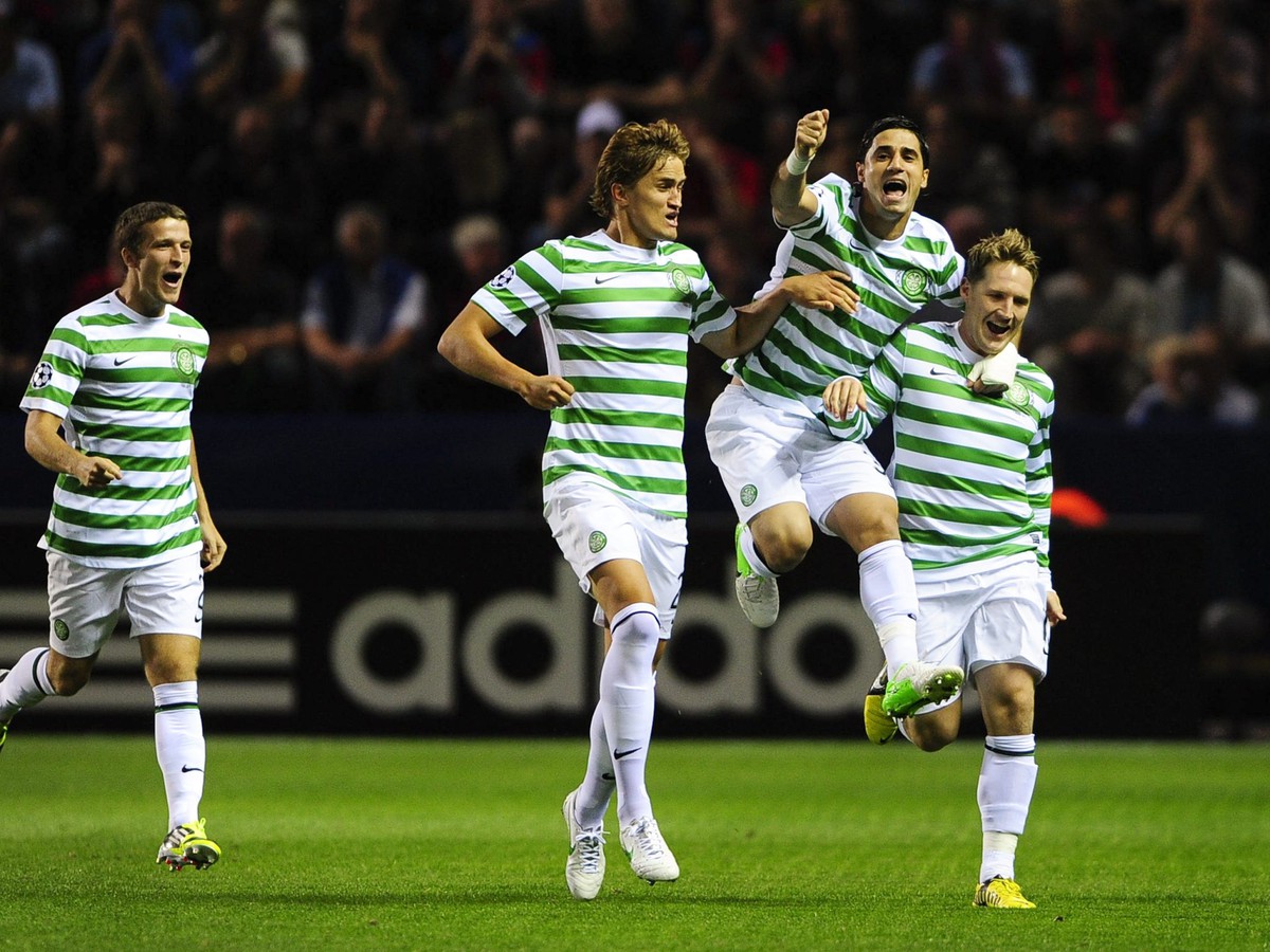 Hráči Celticu oslavujú gól  Krisa Commonsa 