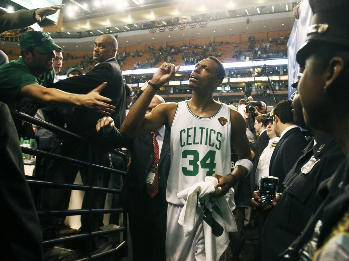 Paul Pierce sa teší s fanúšikmi z víťazstva