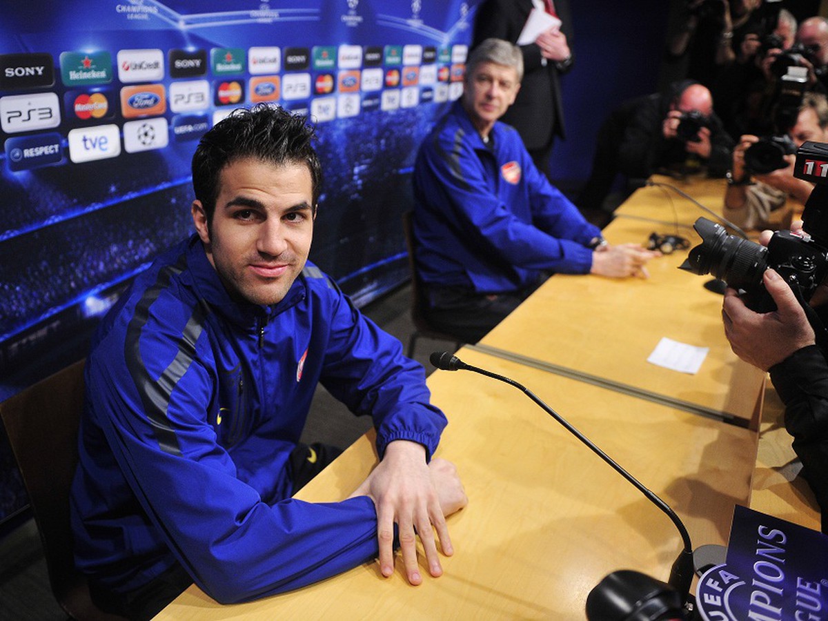 Cesc Fabregas a Arséne Wenger na tlačovej konferencii v Barcelone