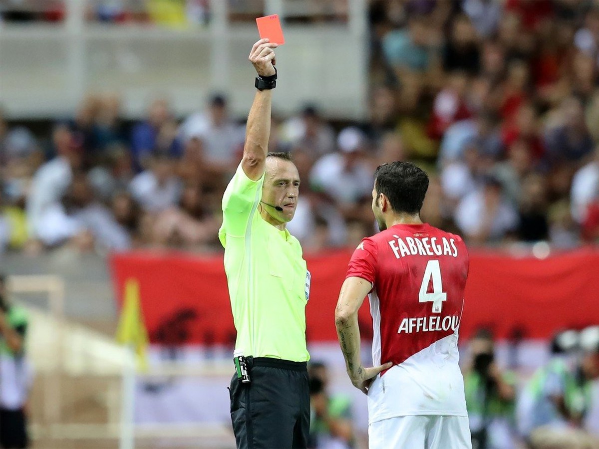 Cesc Fàbregas dostal červenú kartu