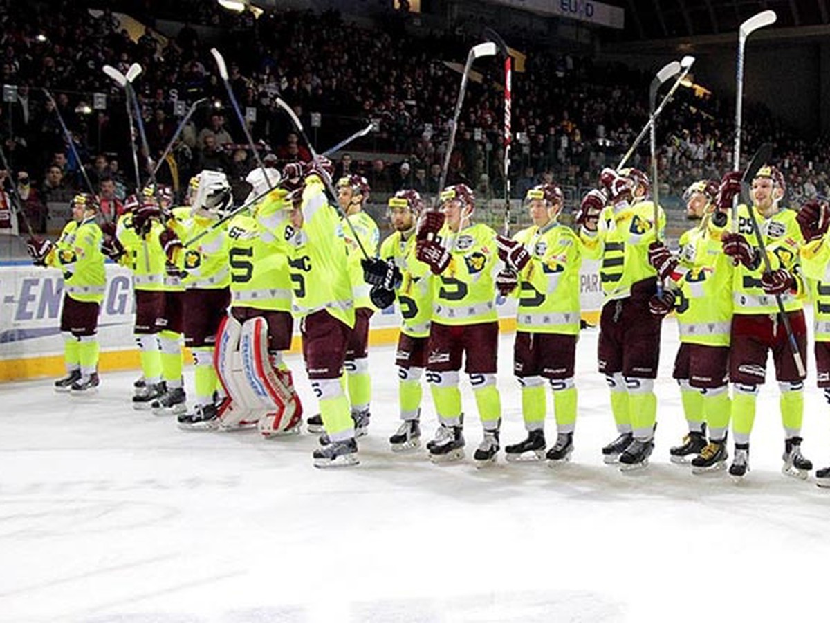 Hokejisti pražskej Sparty v netradičných dresoch oslavujú svoj triumf