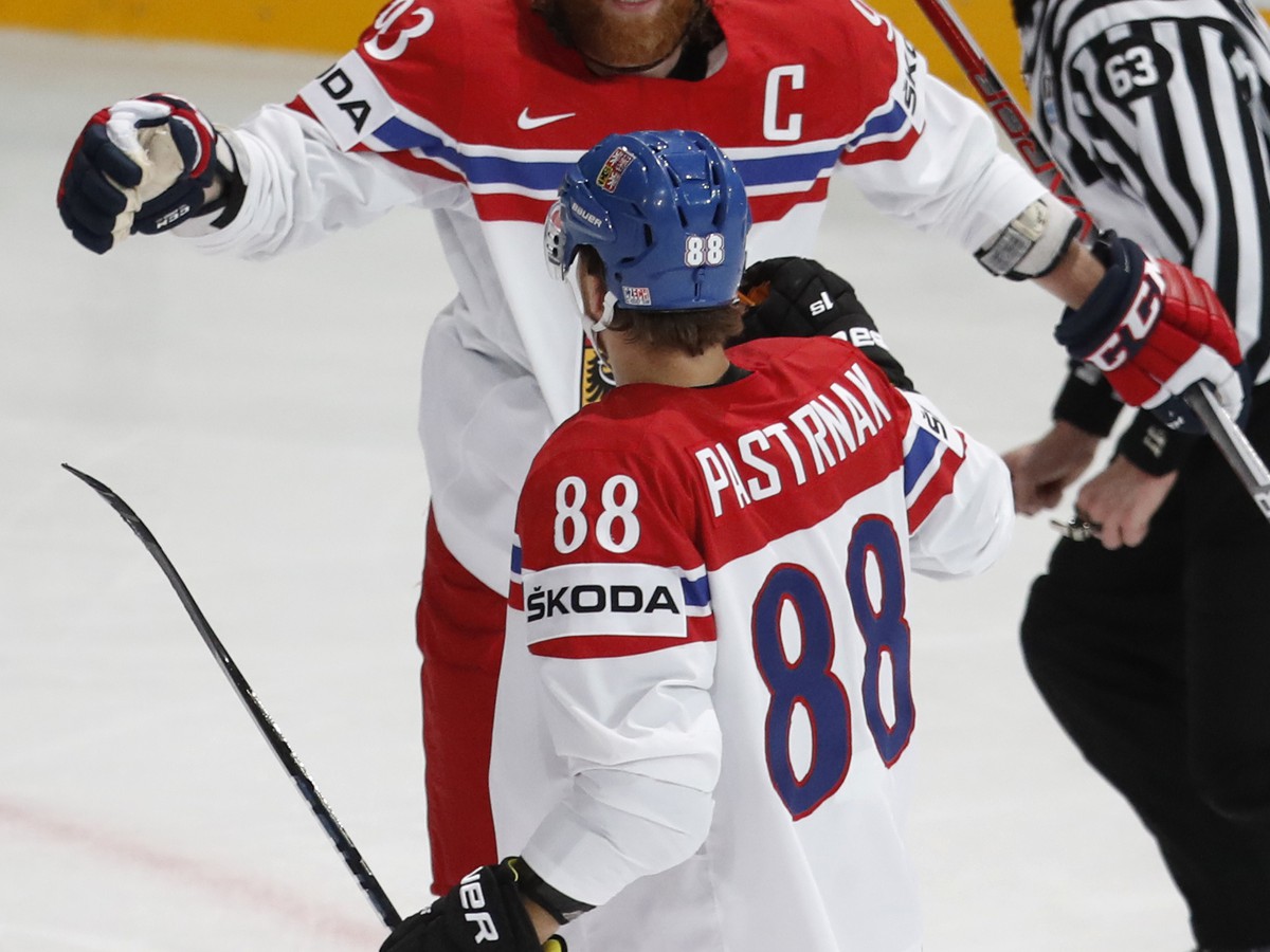 Český hokejista David Pastrňák (vľavo) sa teší po strelení úvodného gólu 
