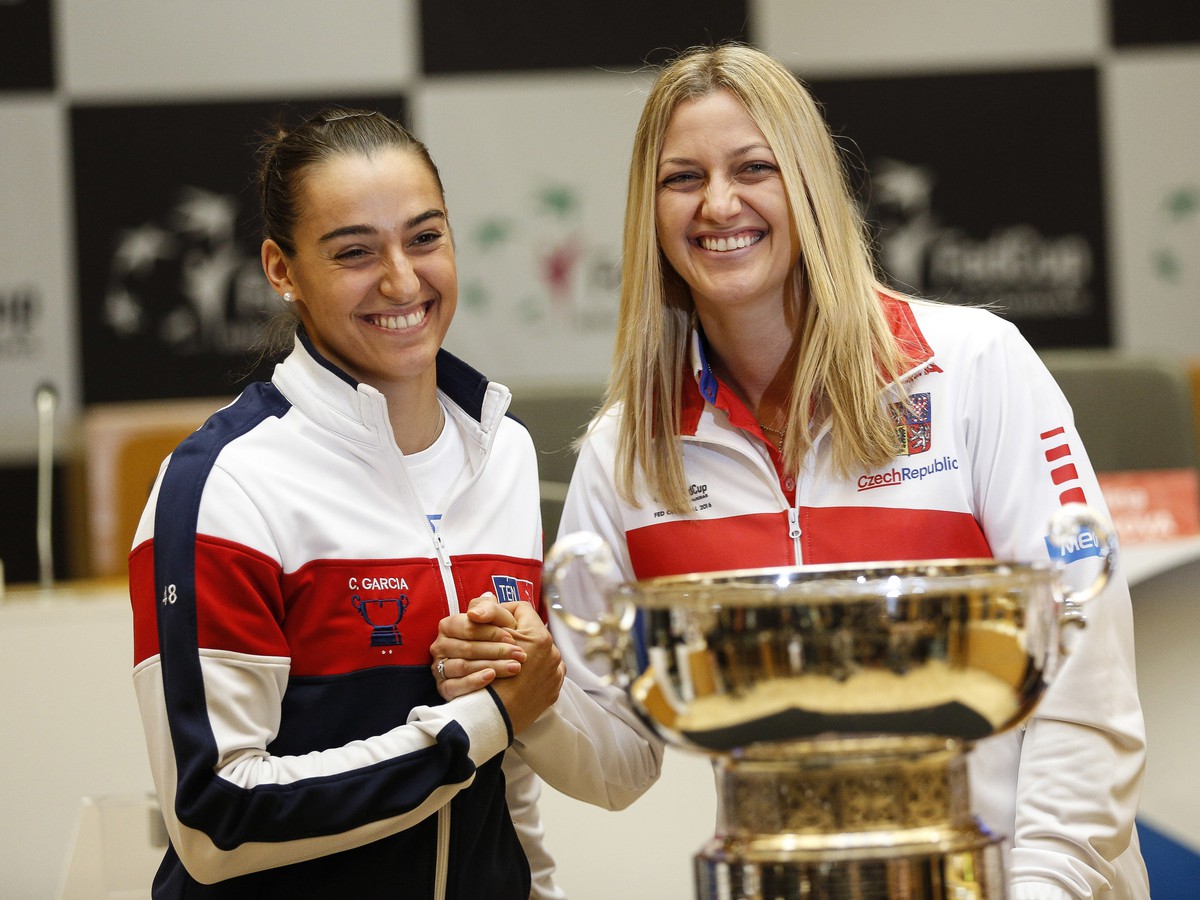 Česká fedcupová reprezentantka Petra Kvitová (vpravo) a francúzska fedcupová reprezentantka Caroline Garciová 