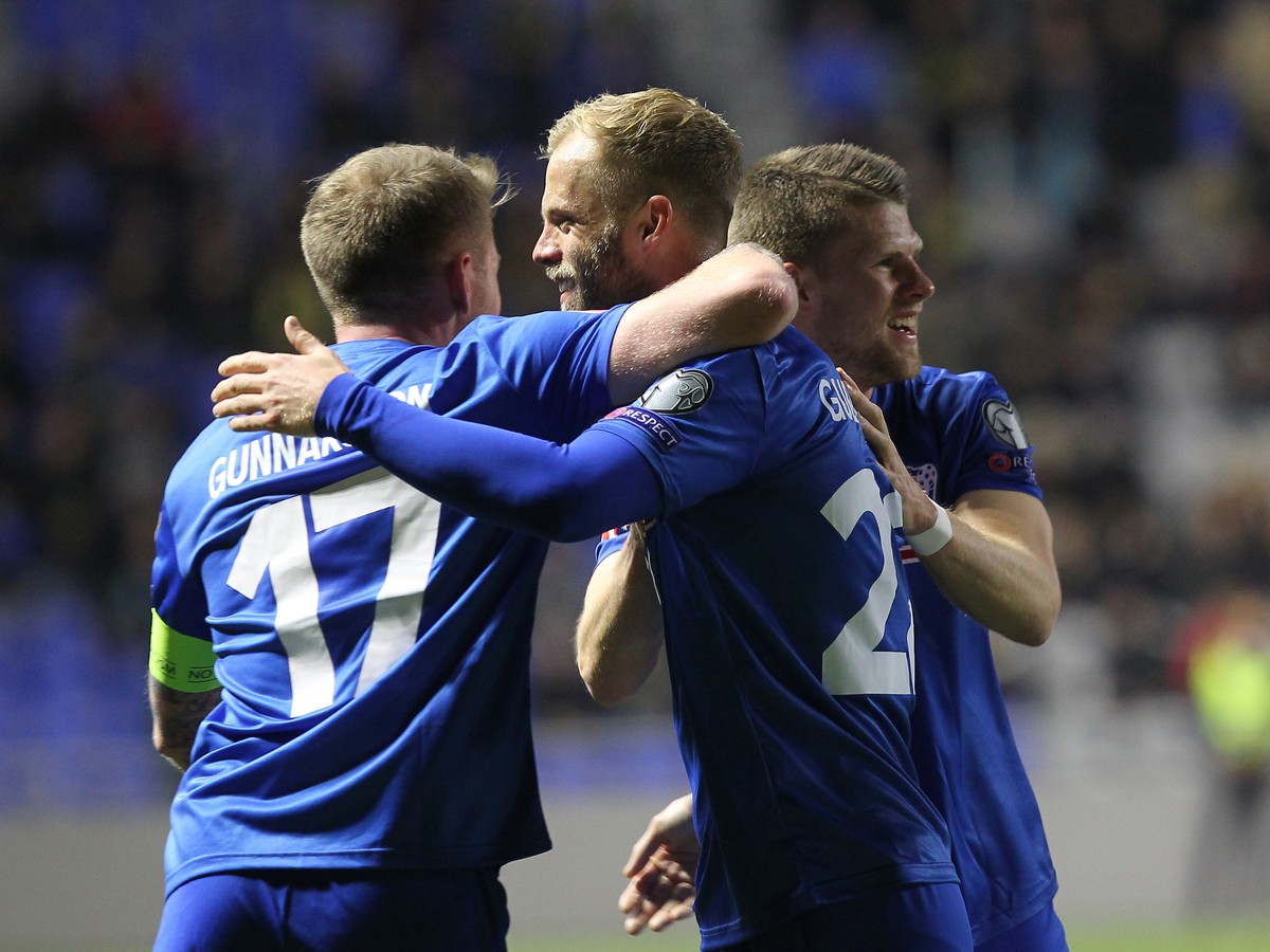 Aron Gunnarsson (vľavo) - strelec prvého gólu Islandu pri výhre 2:1 nad Českom