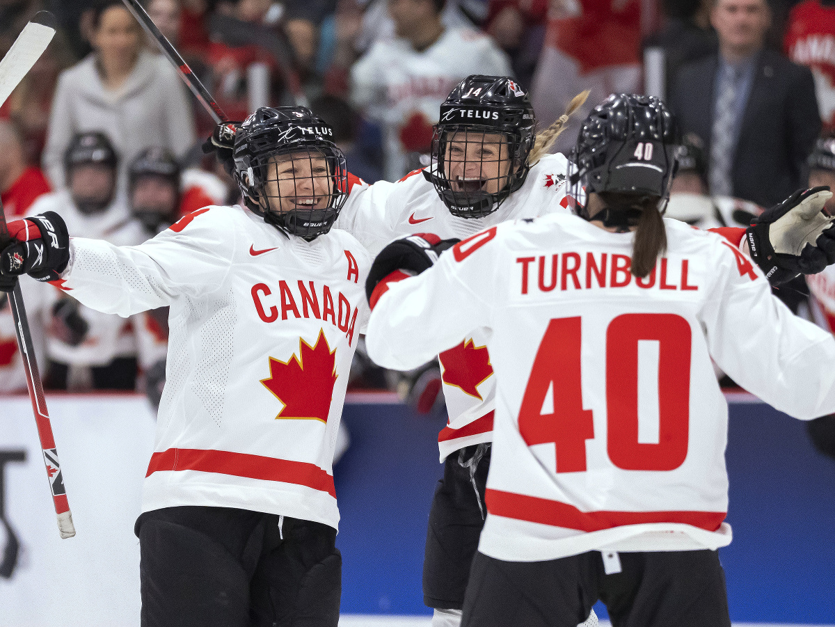 Domáce hokejistky Kanady sprava Blayre Turnbullová, Renata Fastová a Jocelyne Larocqueová sa tešia po strelení gólu