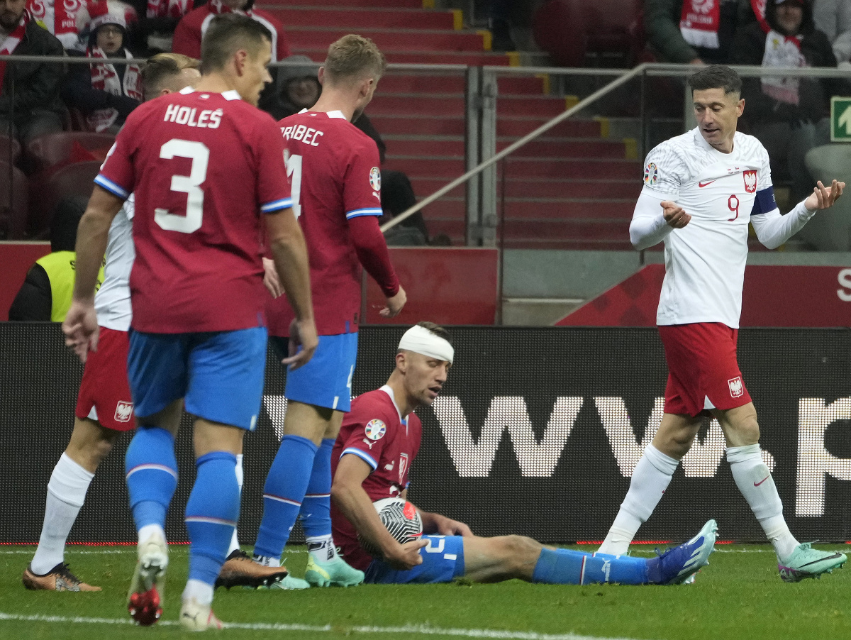 Poľský útočník Robert Lewandowski (vpravo) počas kvalifikačného zápasu proti Česku