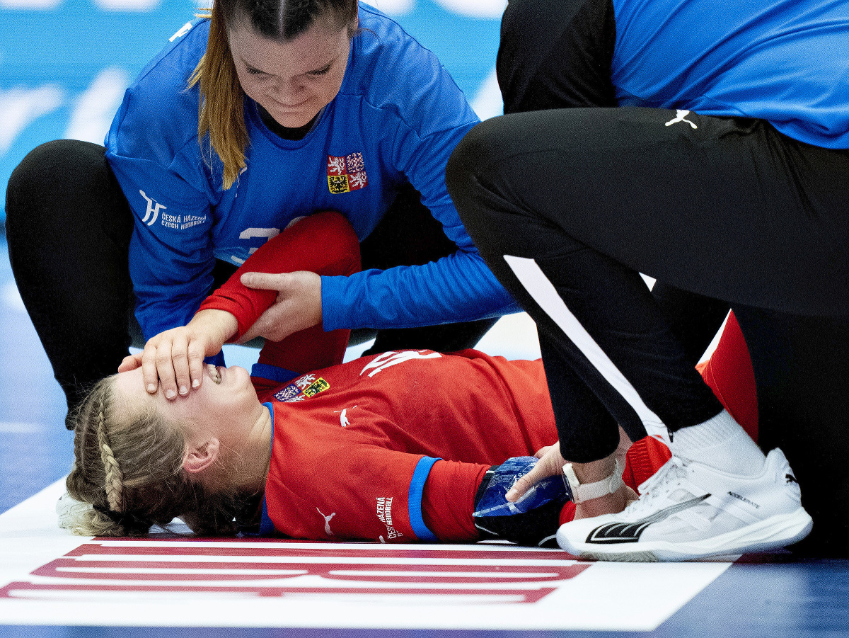Česká hádzanárka Kamila Kordovská leží na palubovke počas zápasu základnej H-skupiny Česko - Kongo na MS v hádzanej žien v dánskom meste Frederikshavn