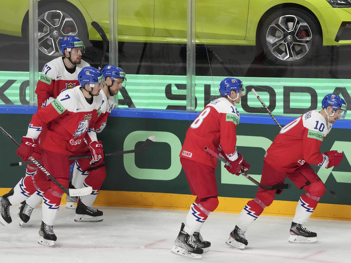 Českí hokejisti oslavujú gól 