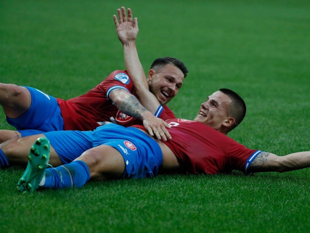 Vasil Kušej (vľavo) a Václav Sejk oslavujú vedúci gól Česka