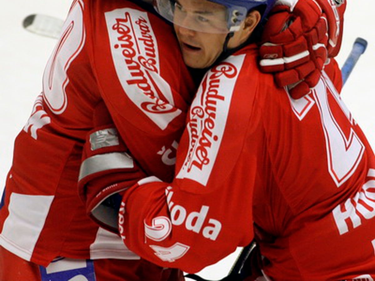 Jiří Hudler oslavuje gól s Tomášom Rolínkom