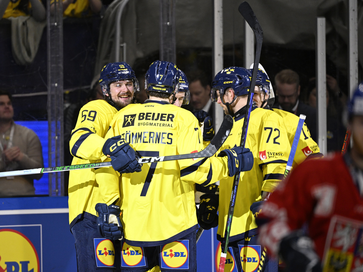 Švédsky hokejista Linus Johansson (vľavo) sa raduje z gólu počas zápasu Česko – Švédsko
