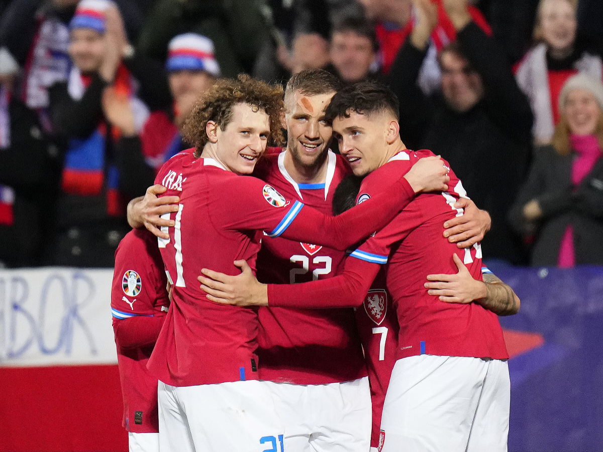Českí futbalisti oslavujú gól, v strede kapitán Tomáš Souček
