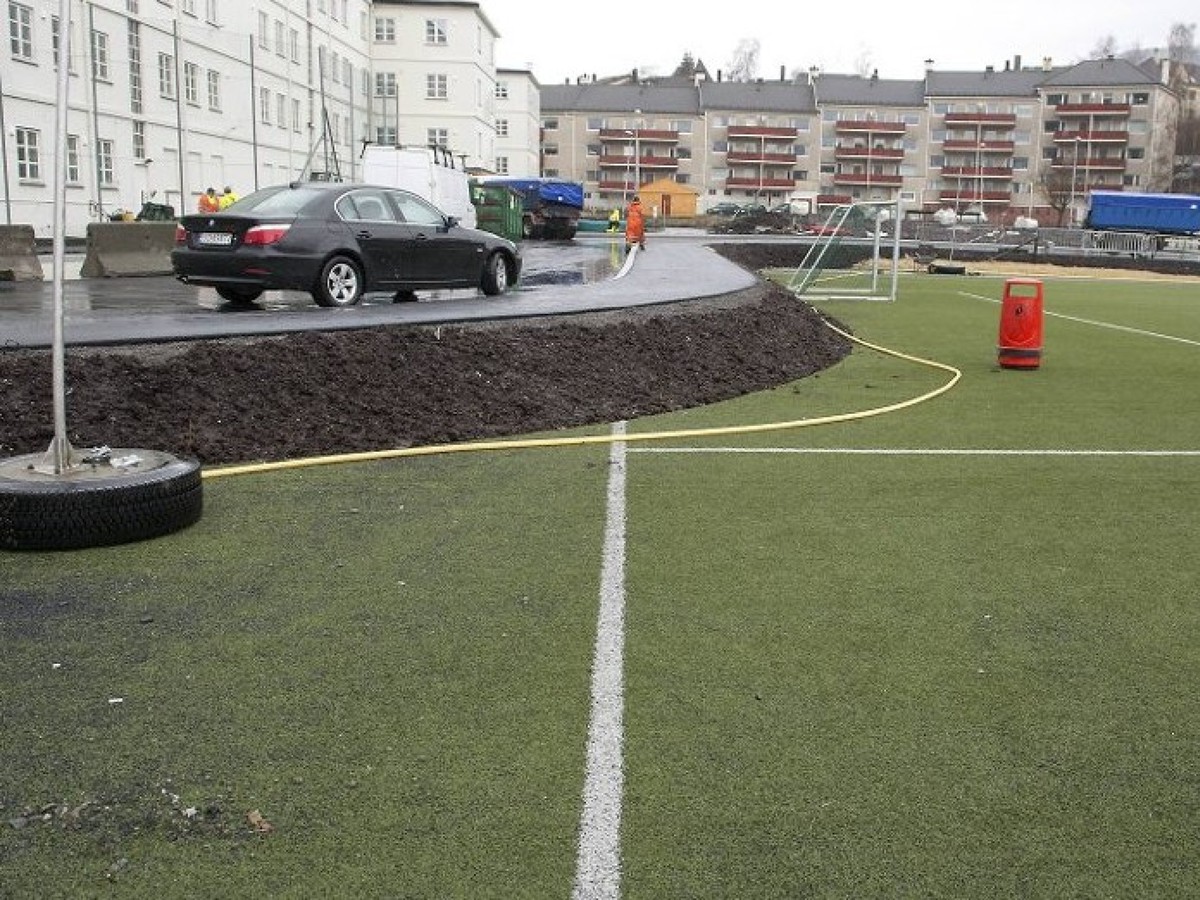 Absurdná momentka z Nórska: Cesta priamo na futbalovom štadióne