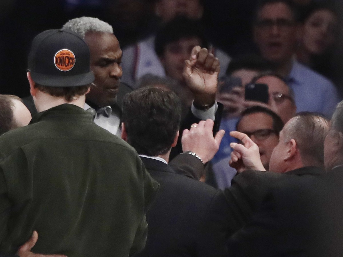 Bývalý hráč New Yorku Knicks Charles Oakley vo vzájomnej konfrontácii s ochrankármi