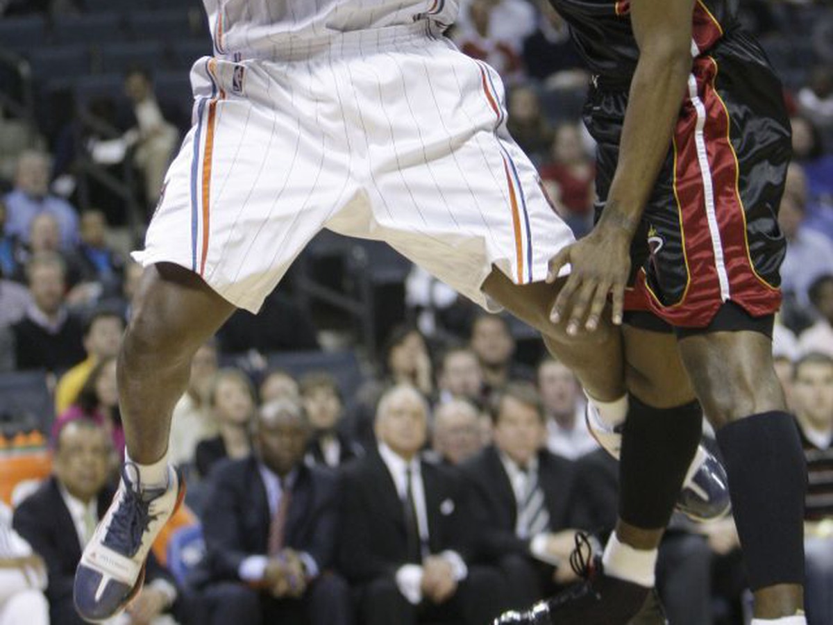 Felton z Charlotte strieľa ponad Chalmersa z Miami