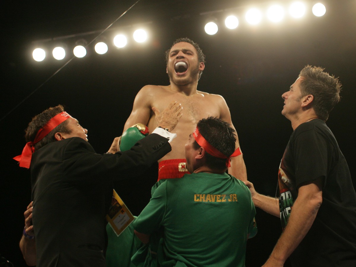 Julio Cesar Chavez Jr. oslavuje svoje víťazstvo nad Andy Leeom