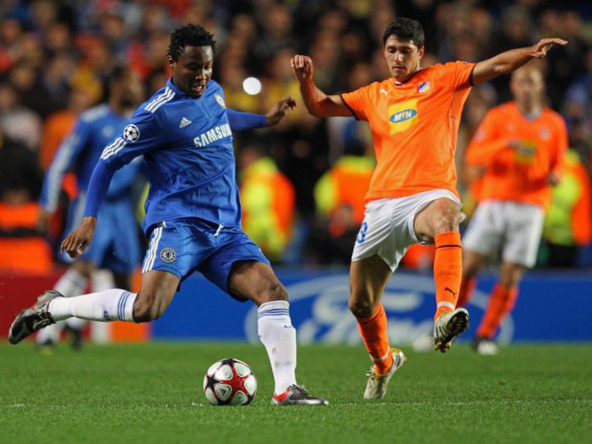 John Mikel Obi bránený Heliom Pintom