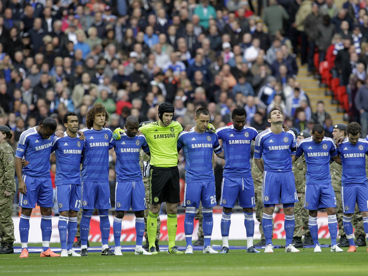 Hráči Chelsea počas minúty ticha