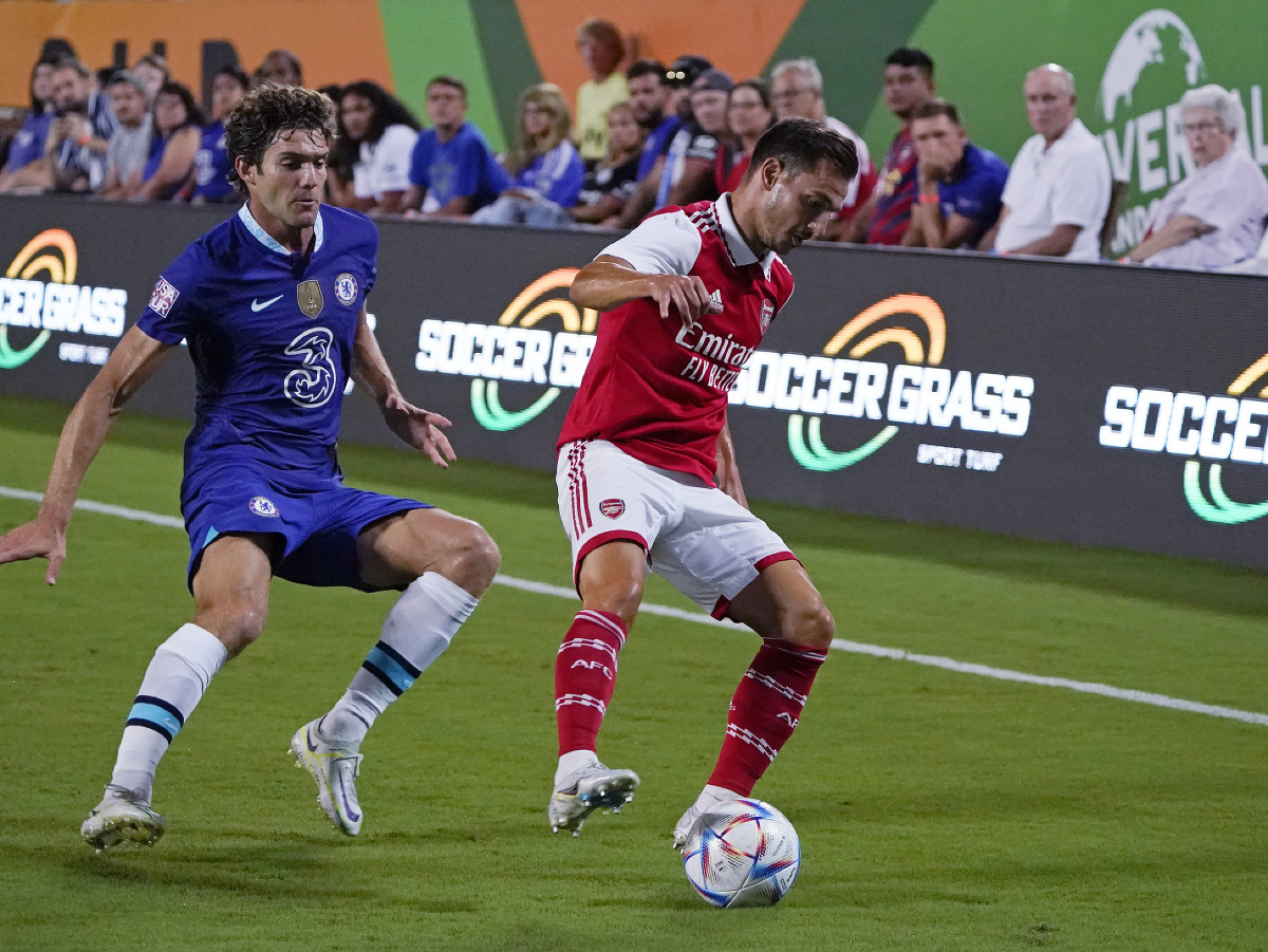 Cedric Soares (vpravo) z Arsenalu sa snaží dostať loptu pod kontrolu a ubrániť ju Marcosom Alonsom z Chelsea (vľavo)