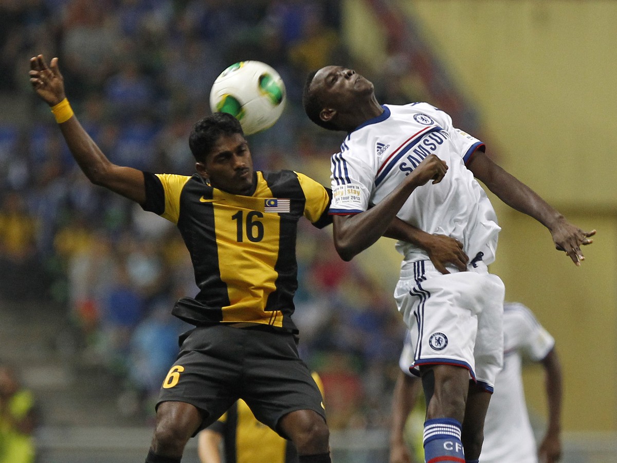 Mladý Bertrand Traoré z Chelsea v súboji s Kunanlanom z Malajzie