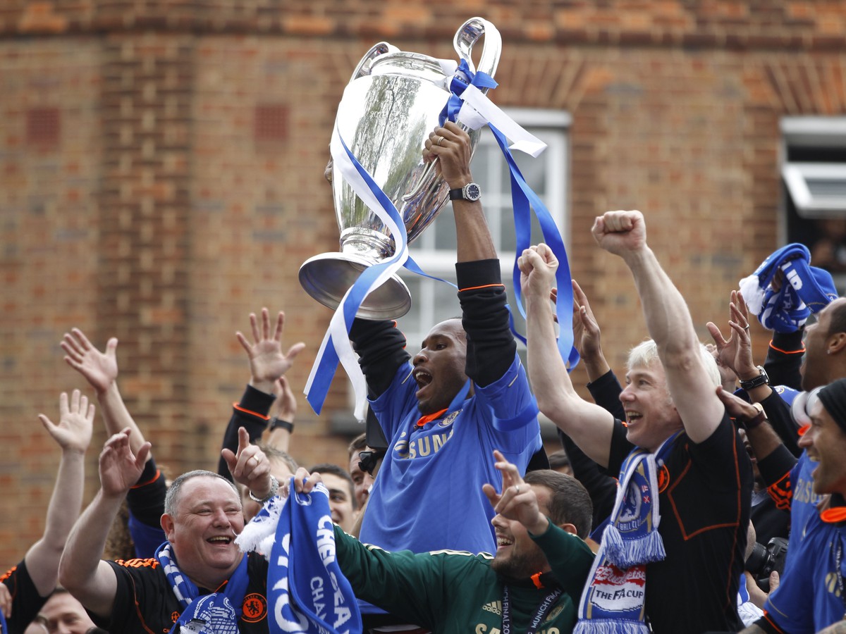 Didier Drogba pri oslavách triumfu v Lige majstrov 