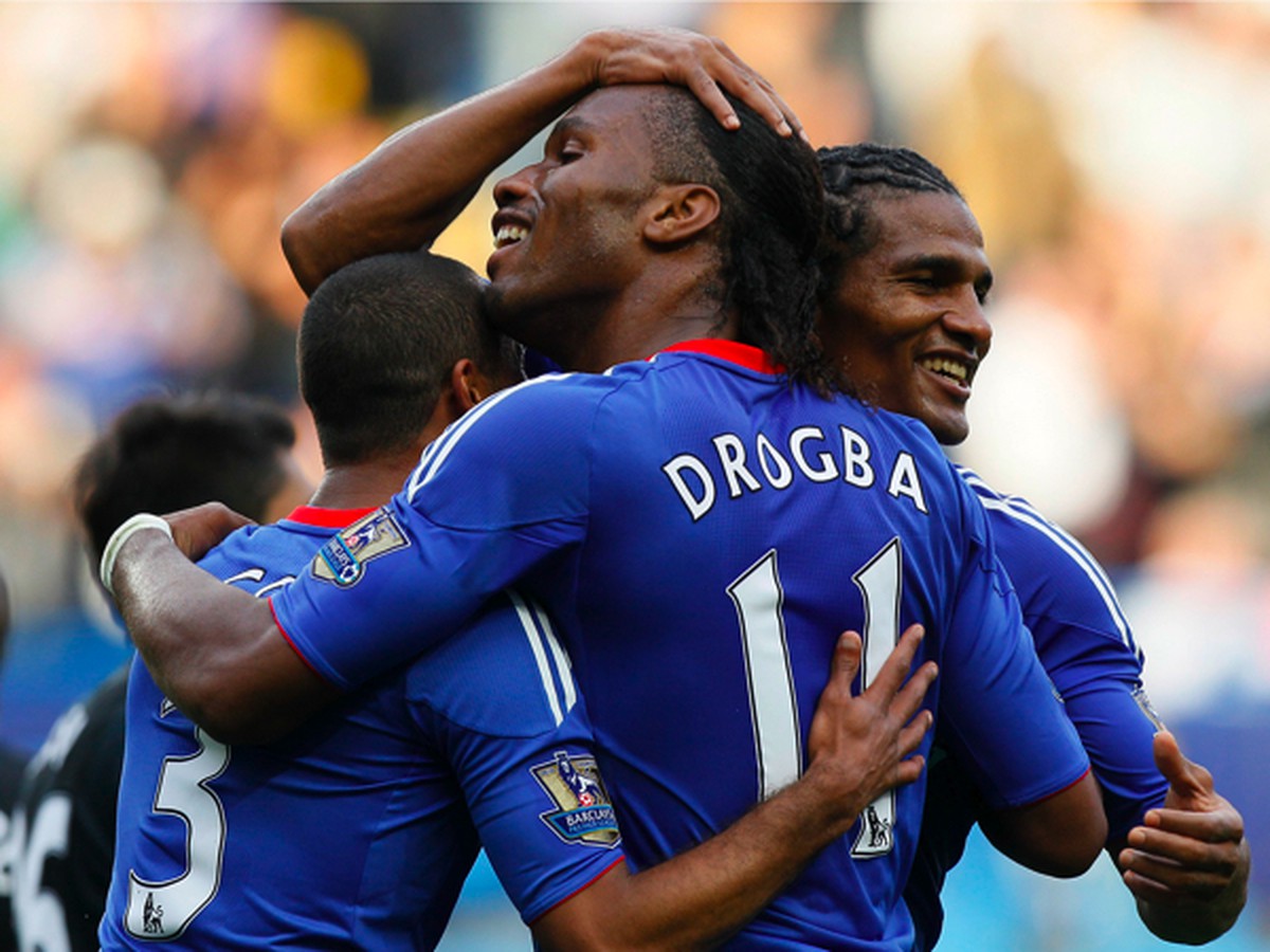 Autor hetriku Didier Drogba sa teší so spoluhráčmi
