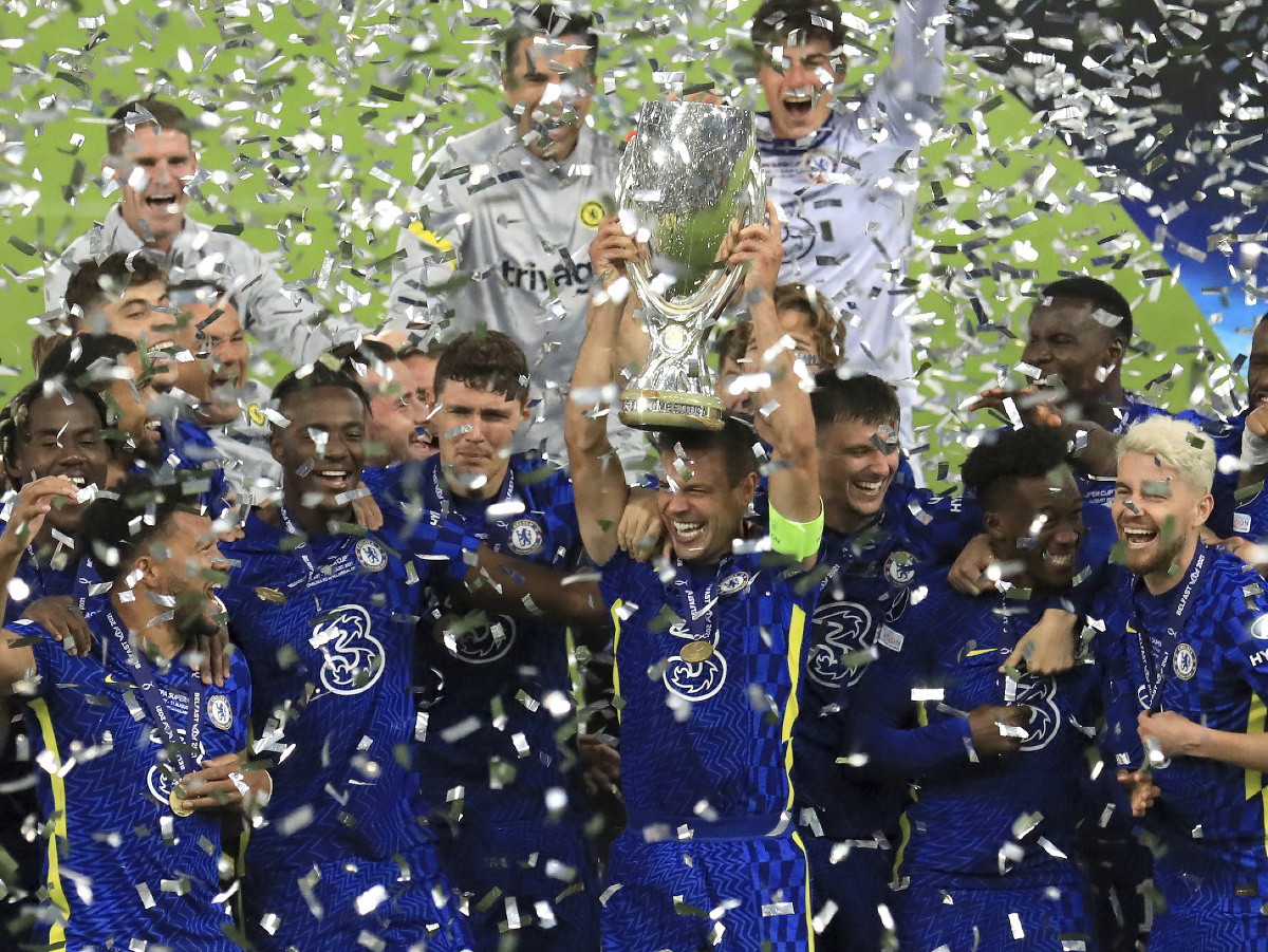 Futbalisti Chelsea Londýn pózujú s trofejou po zisku európskeho Superpohára UEFA 