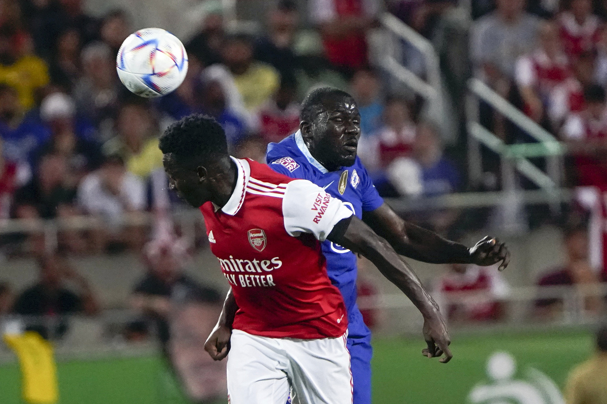 Kalidou Koulibaly v súboji o loptu počas prípravného zápasu medzi Chelsea a Arsenalom
