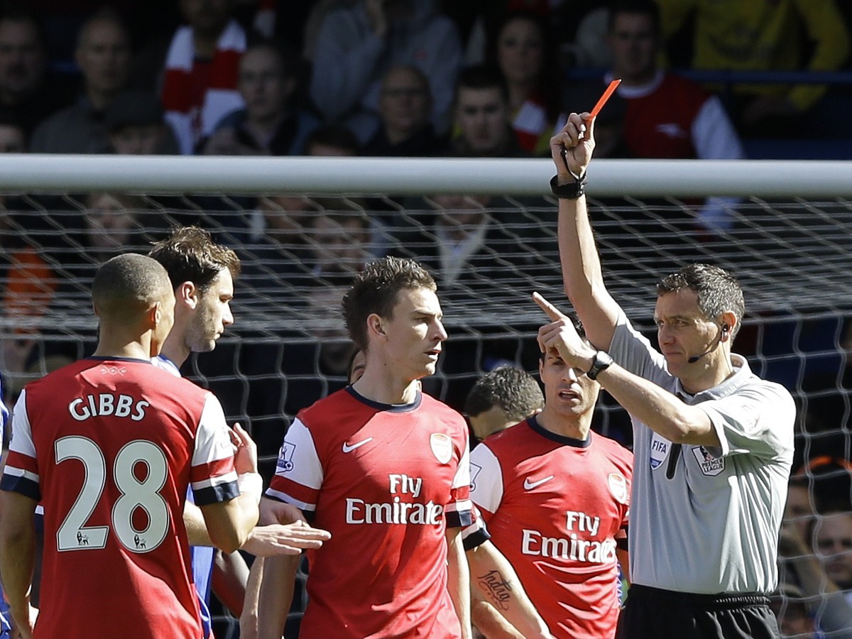 Kieran Gibbs dostáva červenú zápasu v tragickom zápase Arsenalu s Chelsea